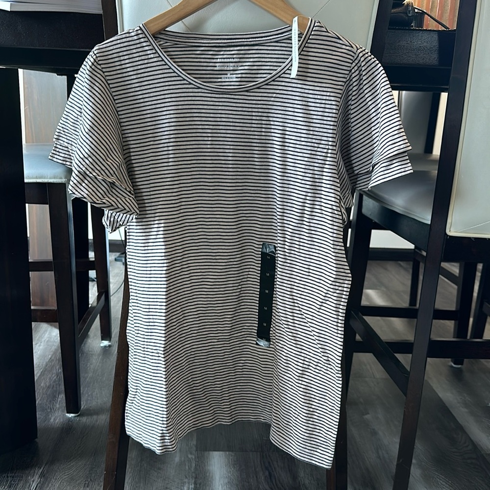 NWT women’s BR tee in blue & cream with fun style sleeve.